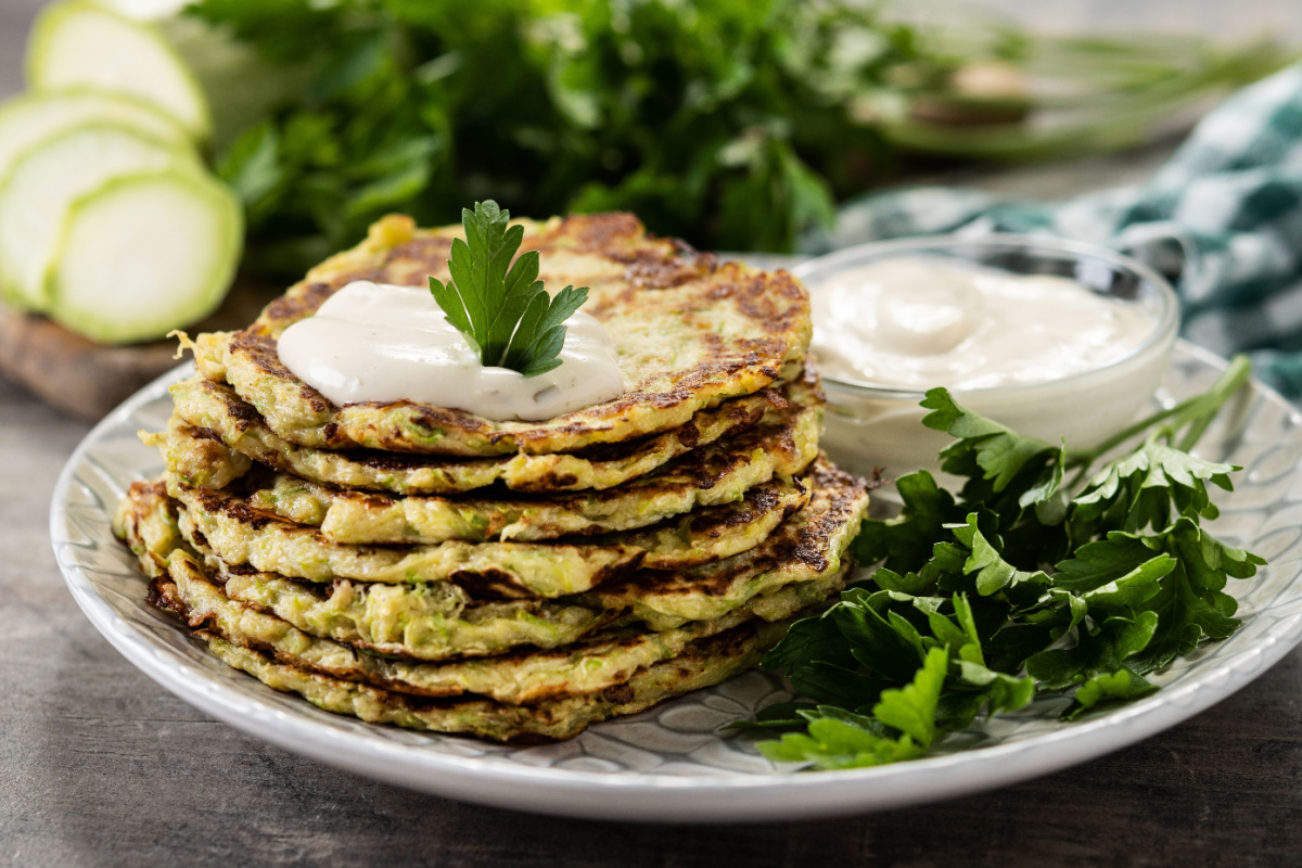 Gemüsepuffer aus Zucchini, Spinat und Käse