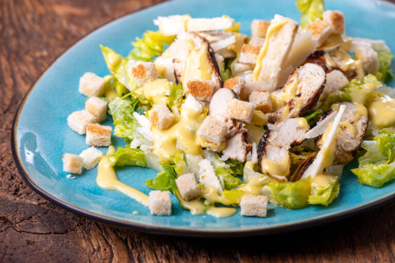 Genuss in einem Teller: Cesarsalat mit Romana und Hähnchen
