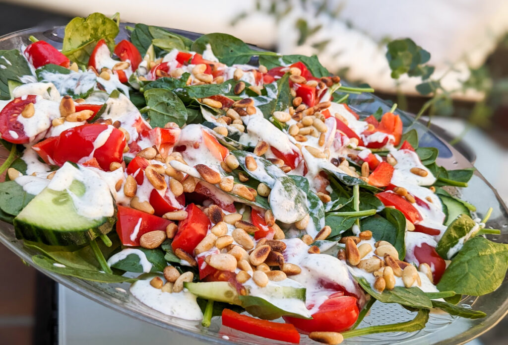 Grüner Salat mit Gemüse und Joghurtdressing