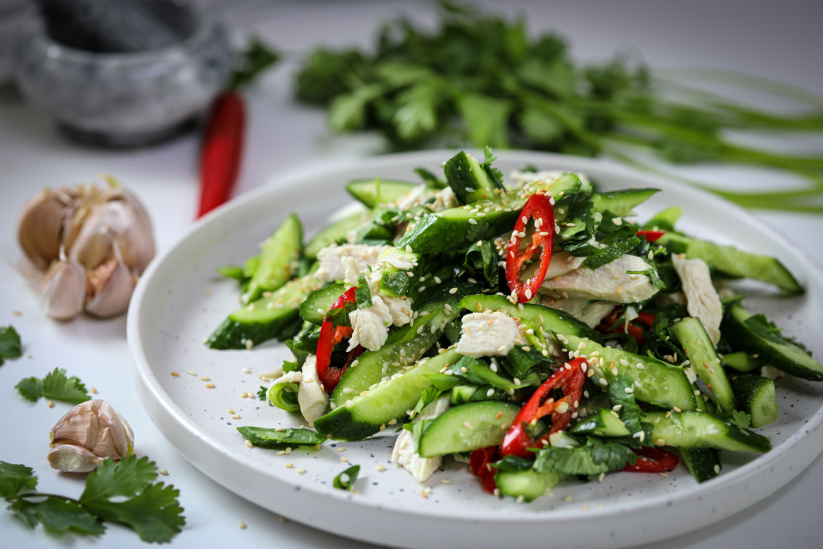 Gurkensalat mit Hähnchen und Koriander Leicht und lecker