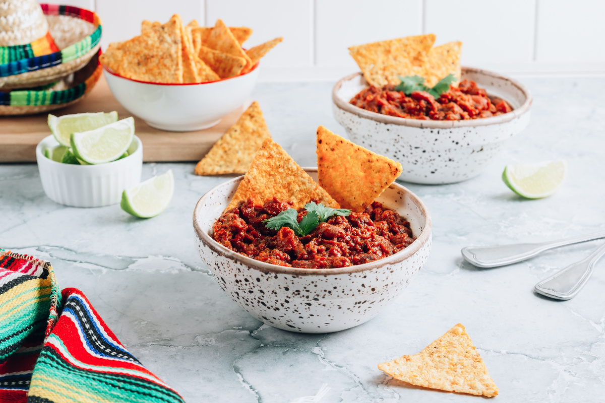 Knusper trifft Schärfe Chili con Carne mit Nachos für Party