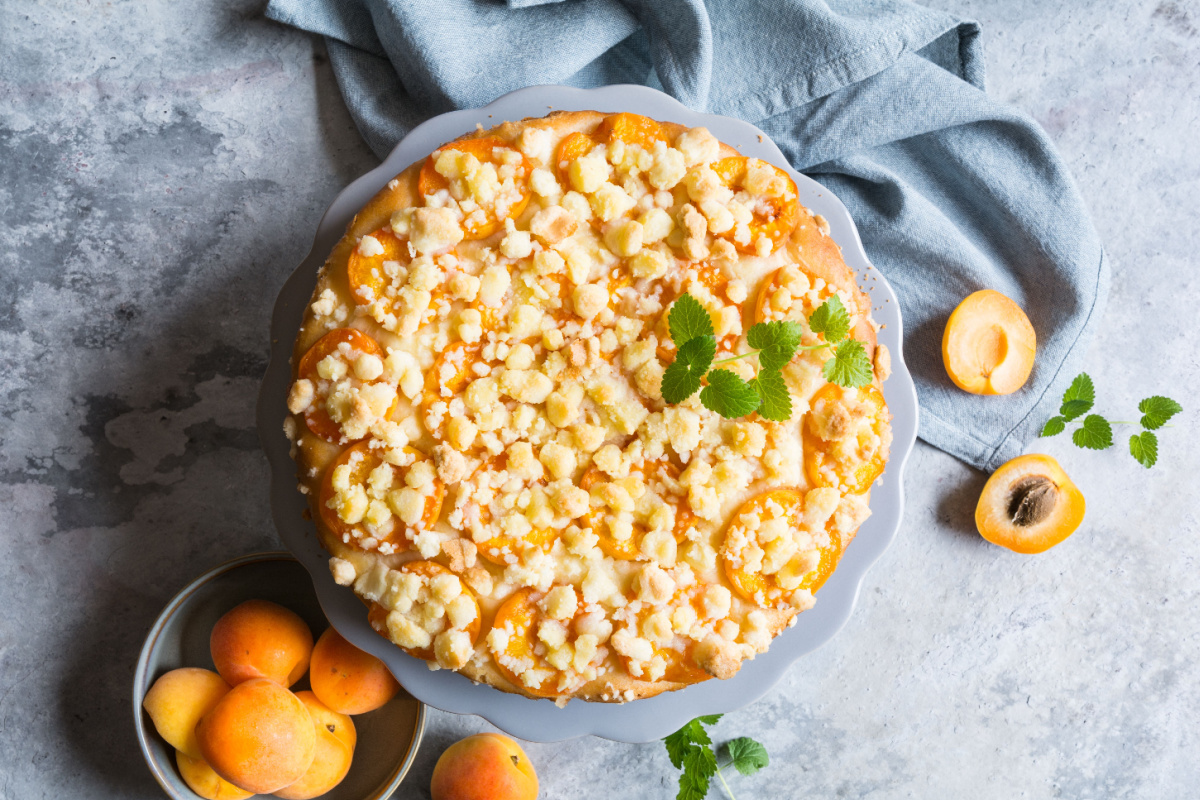 Knuspriger Aprikosenkuchen mit Streuseln