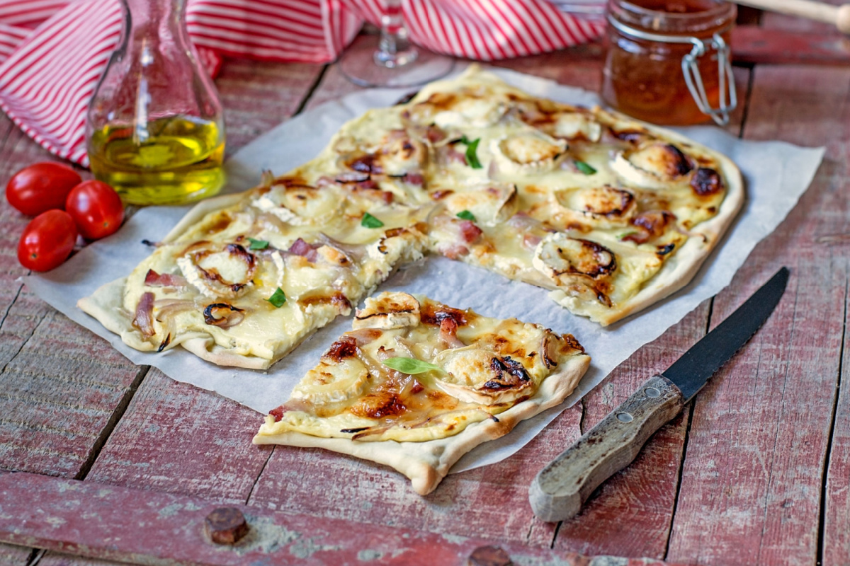 Knuspriger Flammkuchen mit pikantem Ziegenkäse