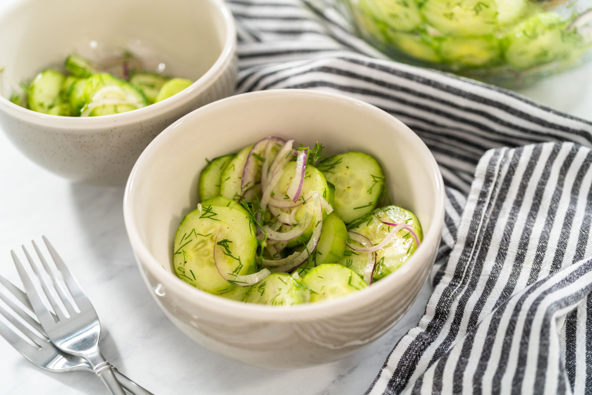 Leicht, Knackig und Würzig Gurkensalat mit Dill und Zwiebeln