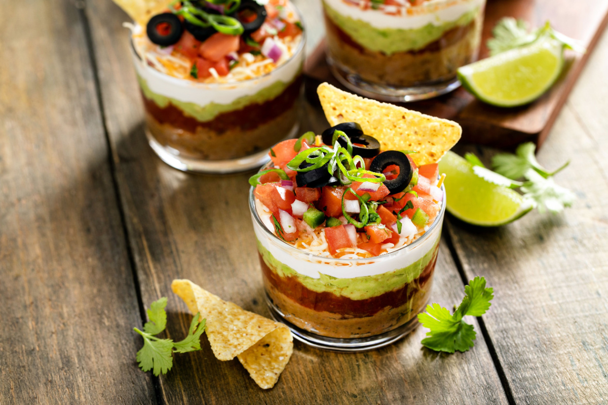 Mexikanische Guacamole mit Salsa im Glas