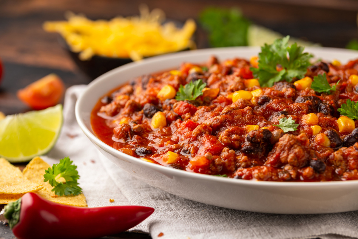 Mexikanisches Chili con Carne zu Tortillachips