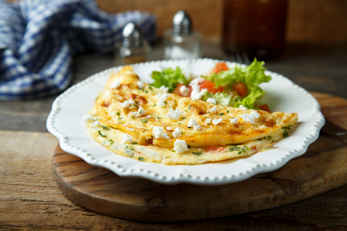 Omlett mit Tomaten und Mozzarella zum Frühstück