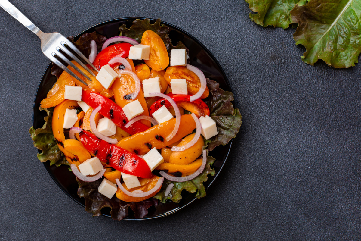 Paprikasalat mit gegrillter Paprika und Aprikosen