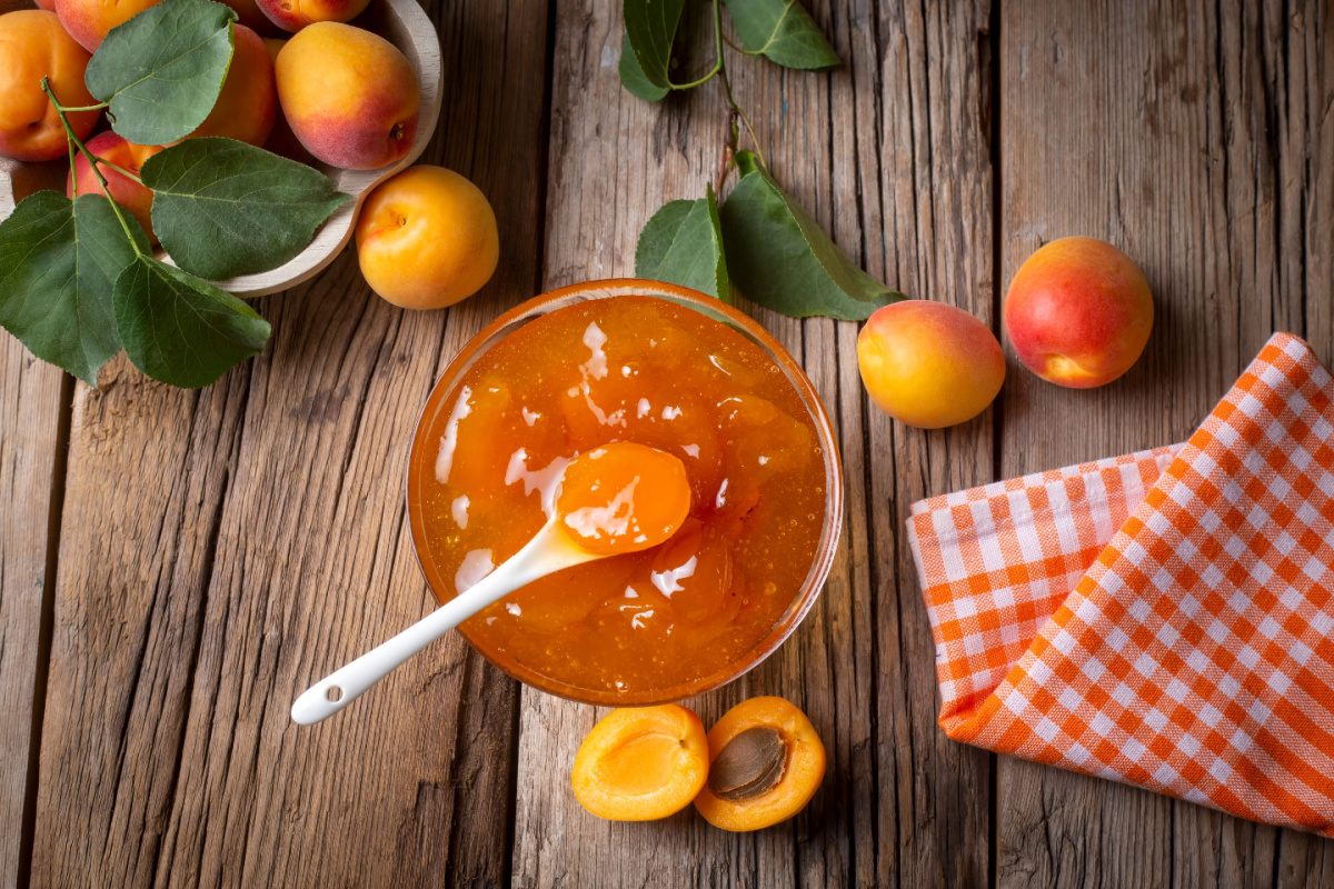 Selbstgemachte Aprikosenmarmelade mit Vanille