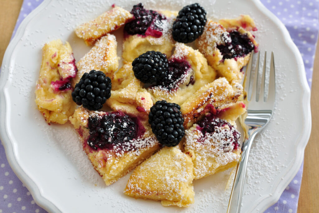 Süßer Kaiserschmarrn mit Brombeeren und Puderzucker