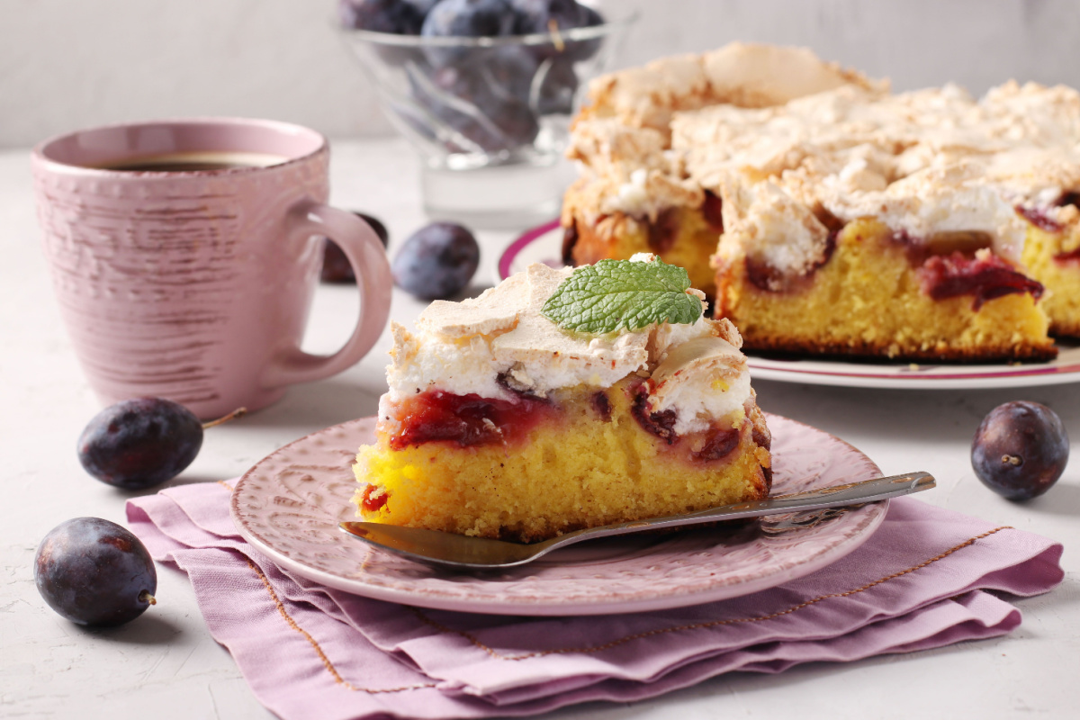 Süßer Zwetschgenkuchen mit Baiser zum Kaffee