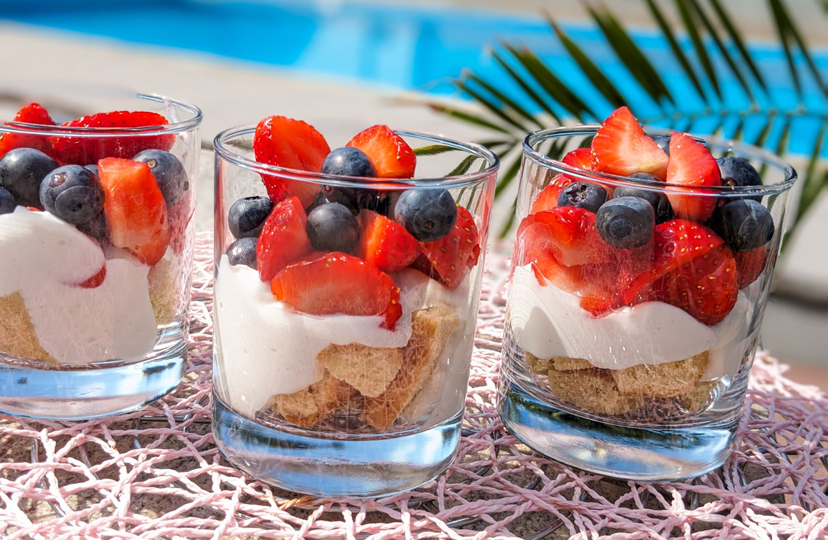 Süße Sünde im Handumdrehen: Dessert im Glas mit Beeren