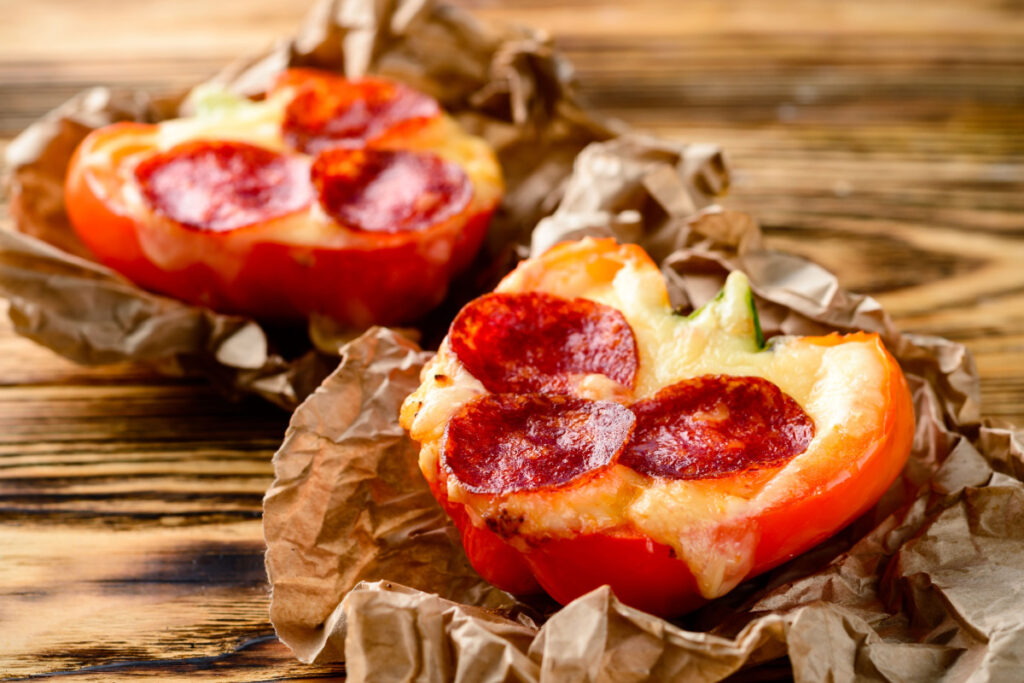Überbackene Paprika mit Käse, Reis und Salami