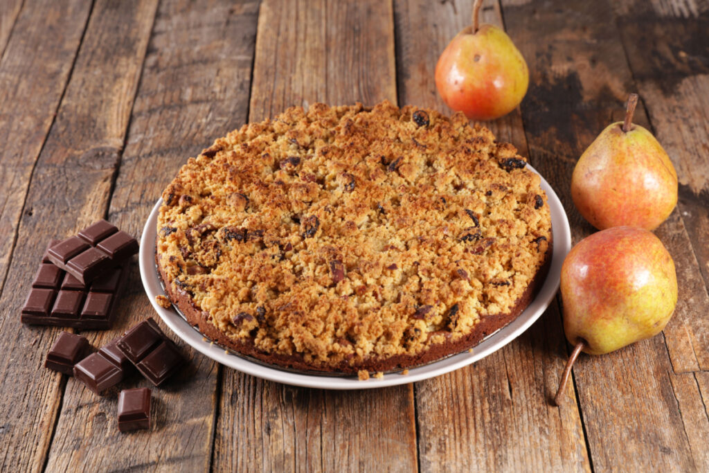 Verführerischer Birnenkuchen mit Schokostückchen und Streuseln