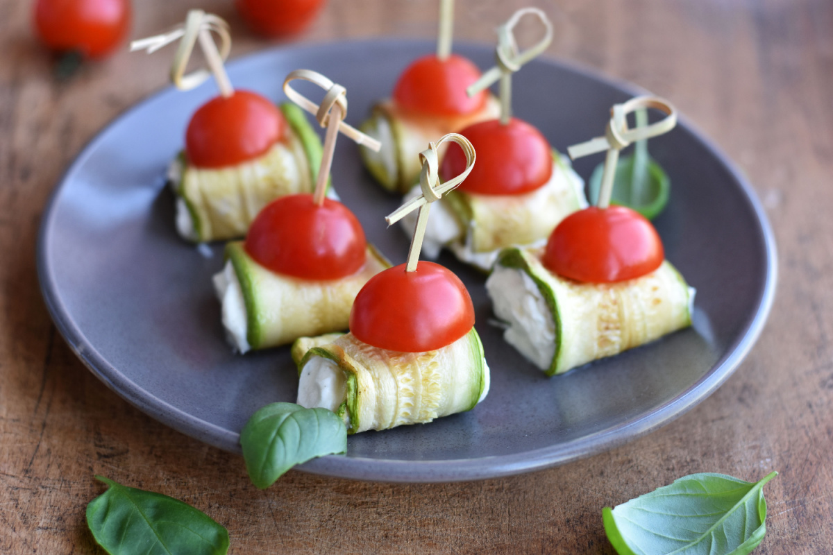 Zucchini Snack mit Tomaten und Mozzarella