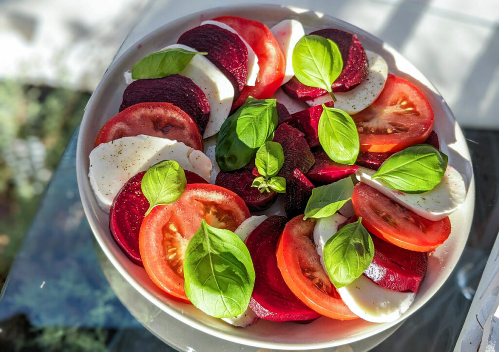 Caprese mit Tomaten, Mozzarella und Rote Beete