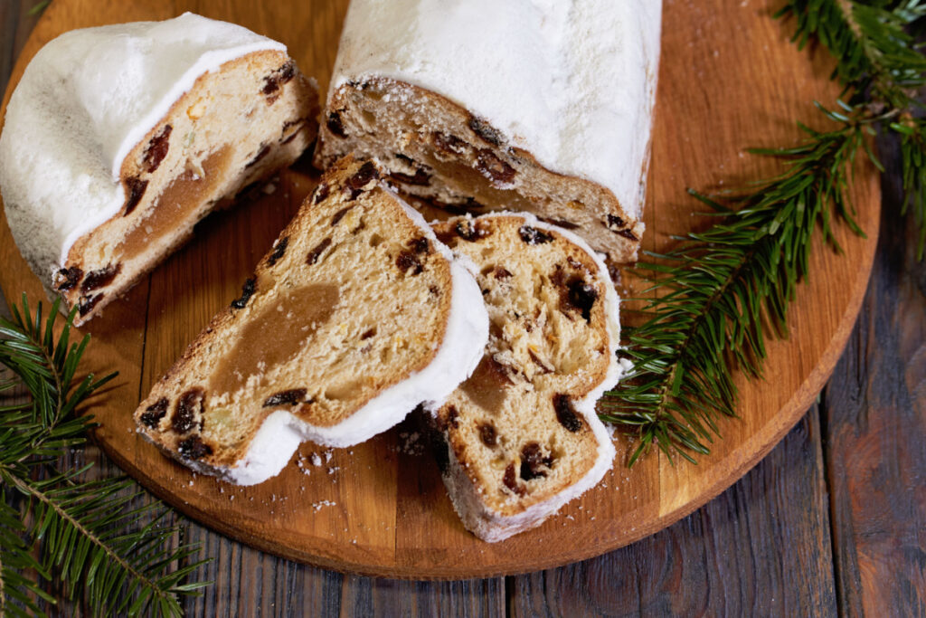 Christstollen mit Marzipan und Rosinen