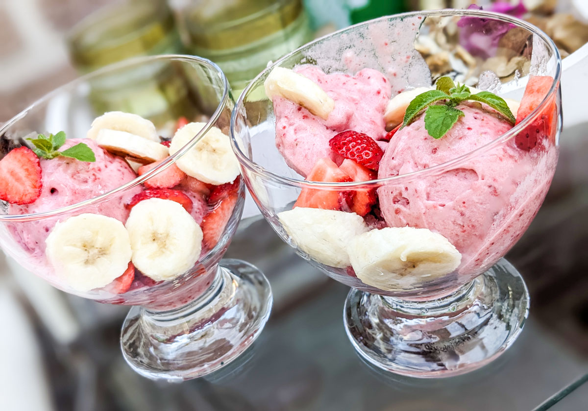 Cremiges Erdbeereis mit Bananen einfach gemacht