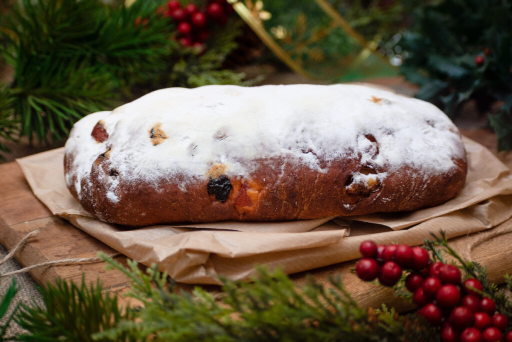 Dresdner Stollen mit Rosinen, Mandeln und kandierten Früchten