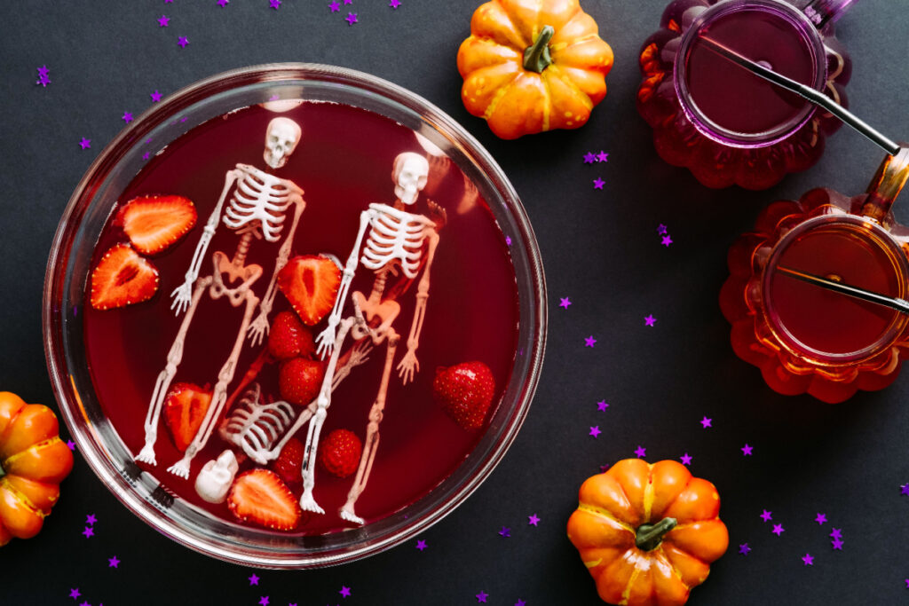 Erdbeer-Bowle mit Rum und Limonade zu Halloween