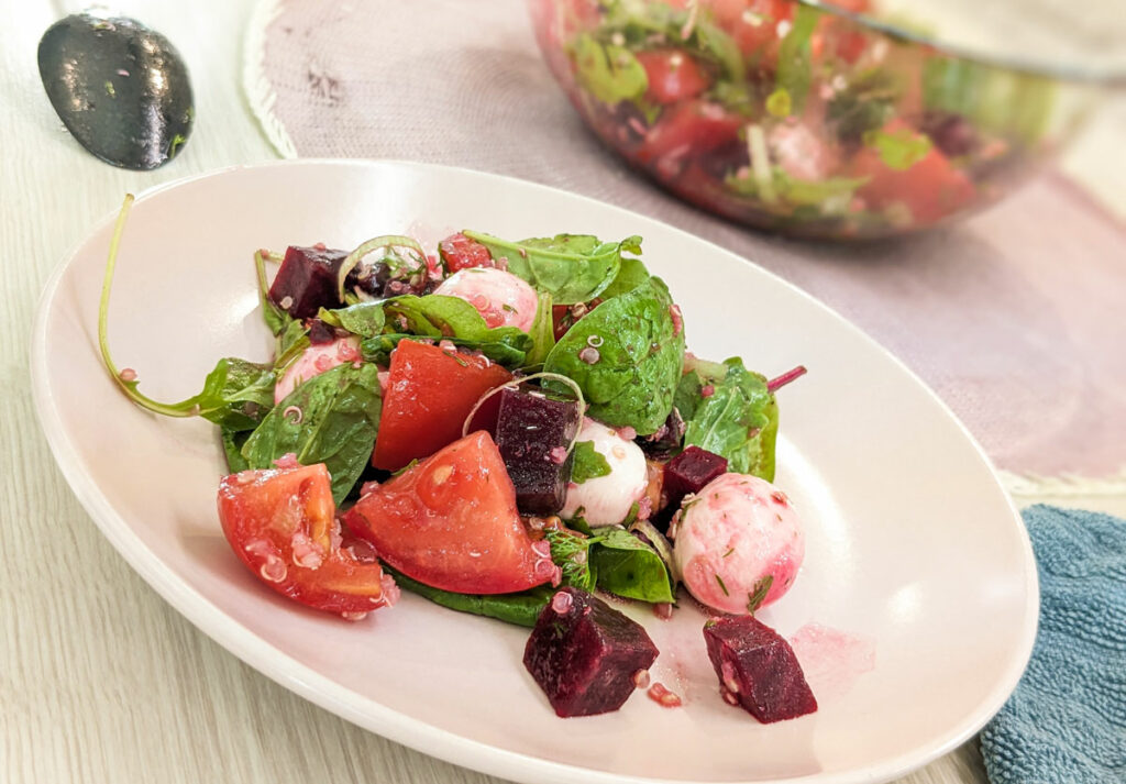 Frischer Tomatensalat mit roter Beete und Quinoa