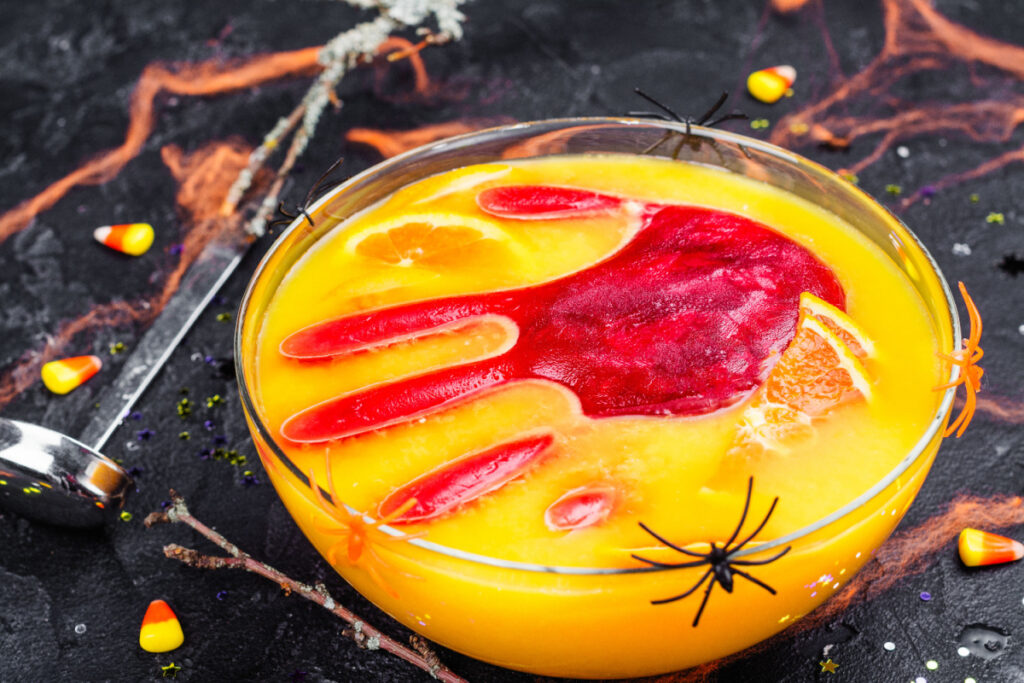 Fruchtiger Schrecken Halloween-Bowle mit blutigen Eishänden