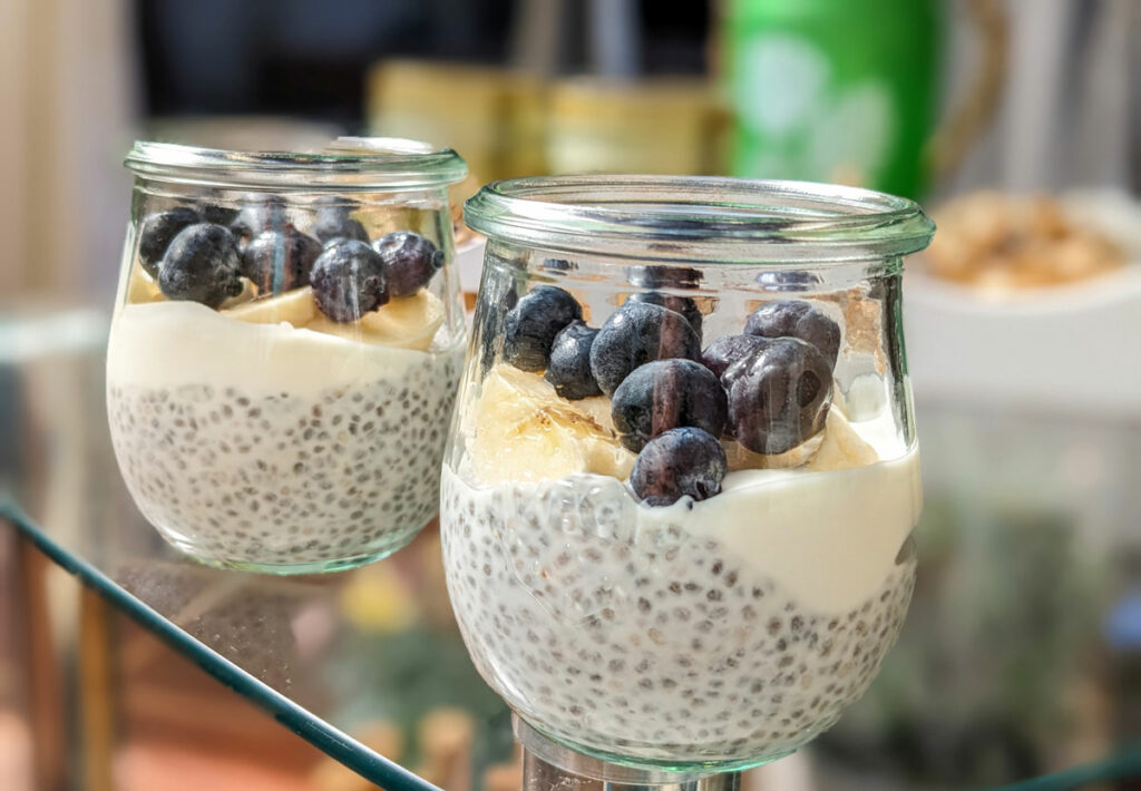Gesund naschen: Chia-Pudding mit Bananen und Blaubeeren