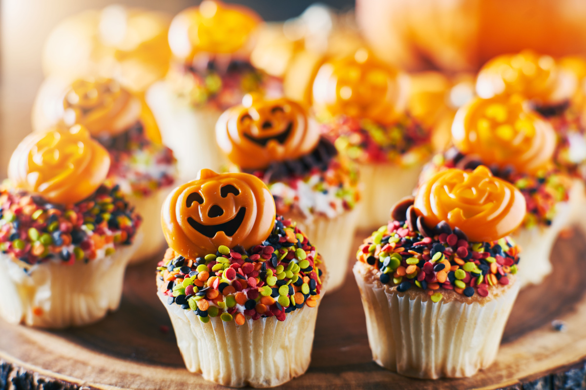 Gruselig leckere Halloween-Muffins mit Zuckerstreuseln