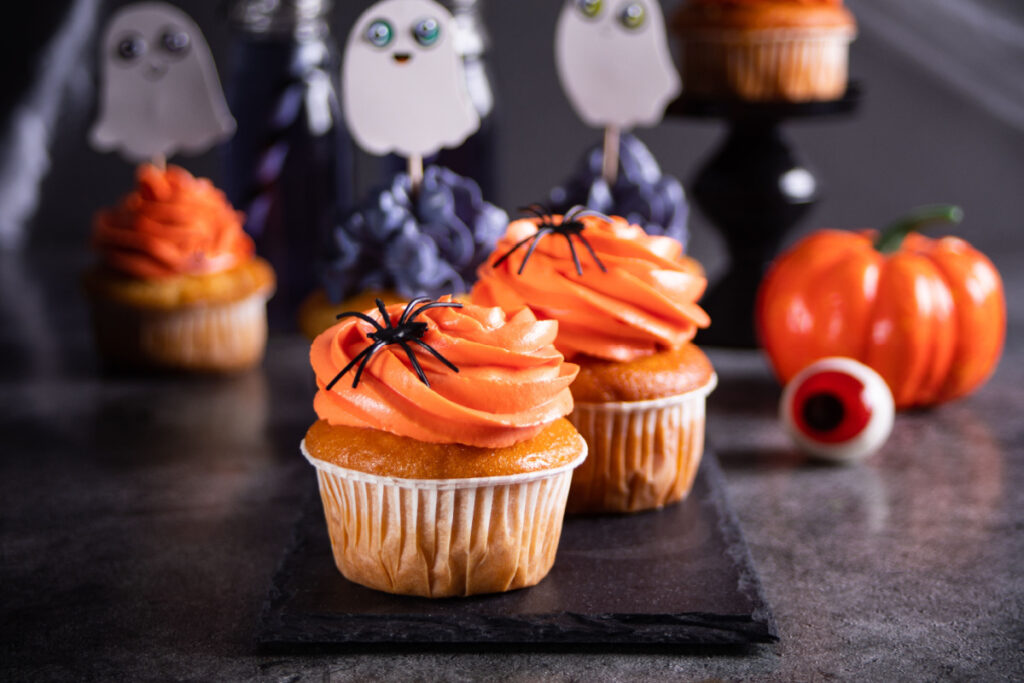 Gruselige Halloween-Muffins mit Frosting Creme