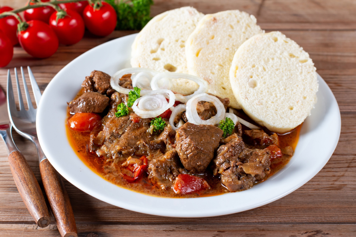 Gulasch mit Rind, Paprika und Tomaten