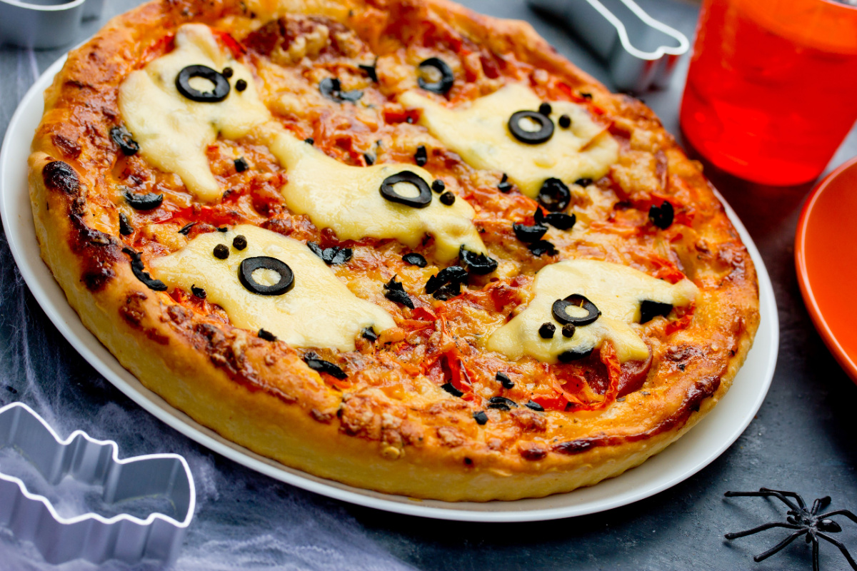 Halloween Pizza mit Käse-Geistern