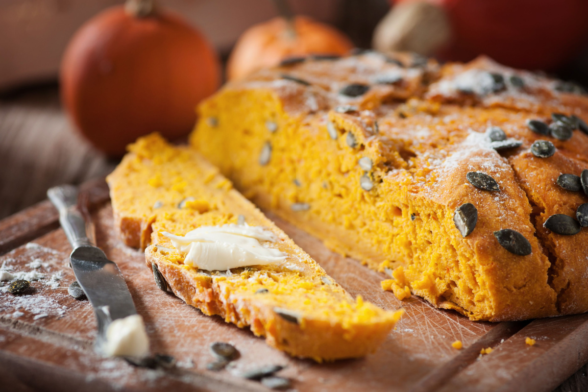 Herbstliches Brotvergnügen: Kürbisbrot aus Hefeteig
