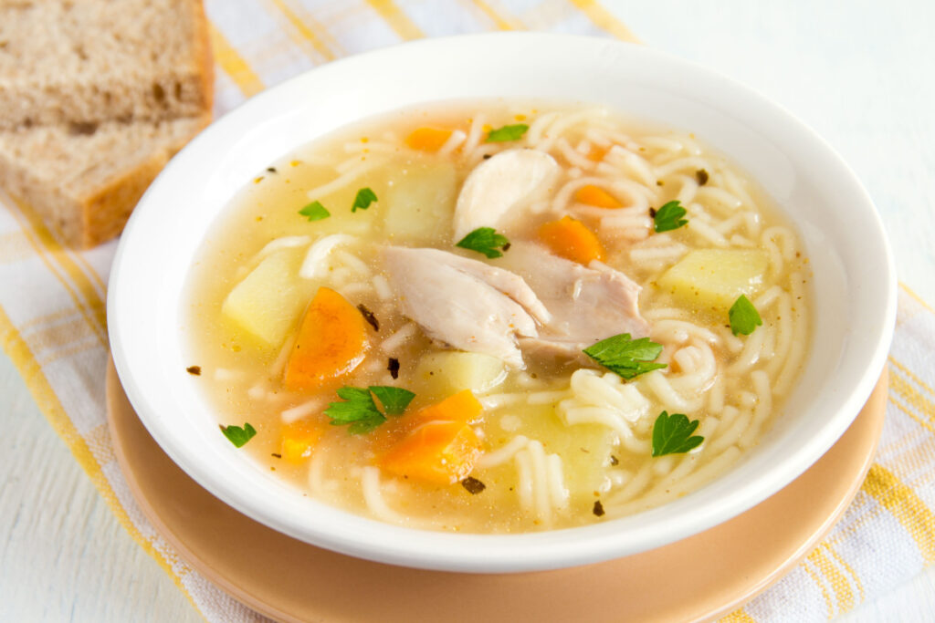 Herzhafte Hühnersuppe mit Kartoffeln und Nudeln