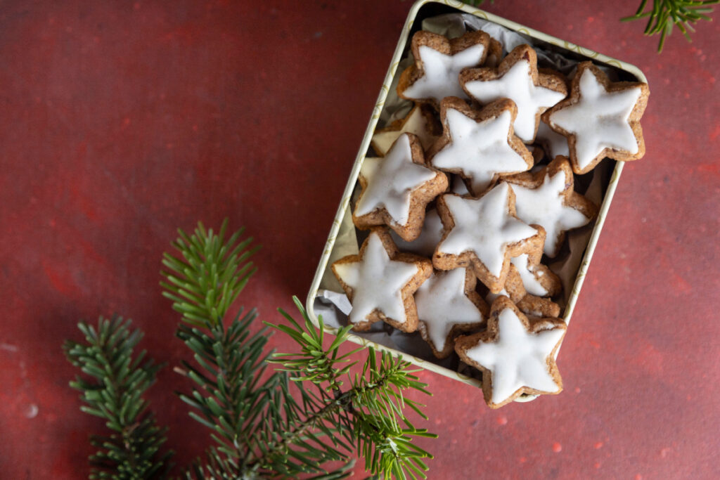 Himmlische Zimtsterne auf dem Weihnachtstisch