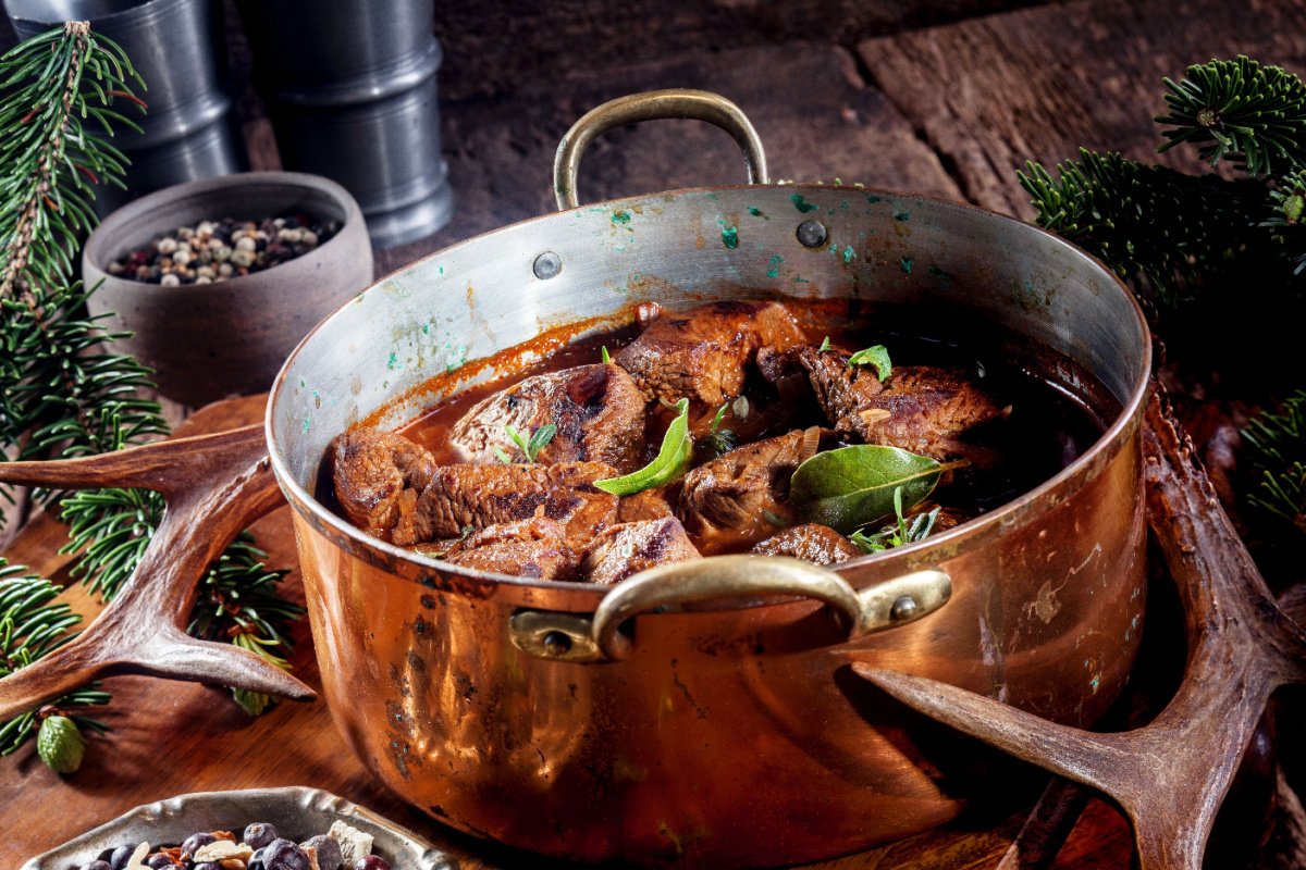 Leckeres Hirschgulasch mit Gemüse und Gewürzen