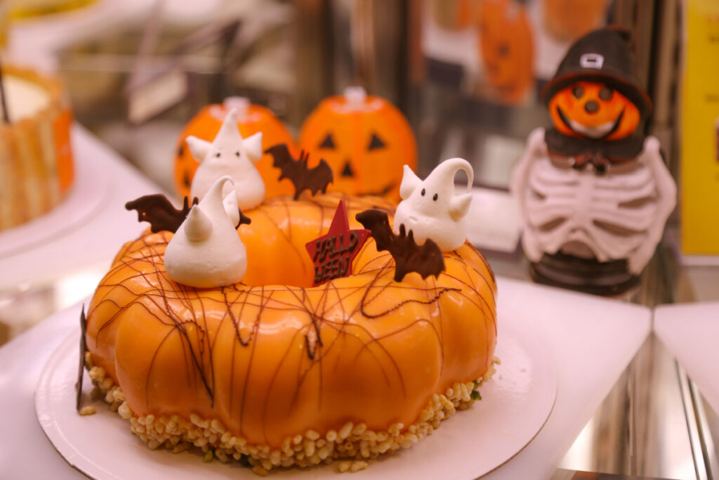 Magischer Halloween Kürbiskuchen mit Nüssen