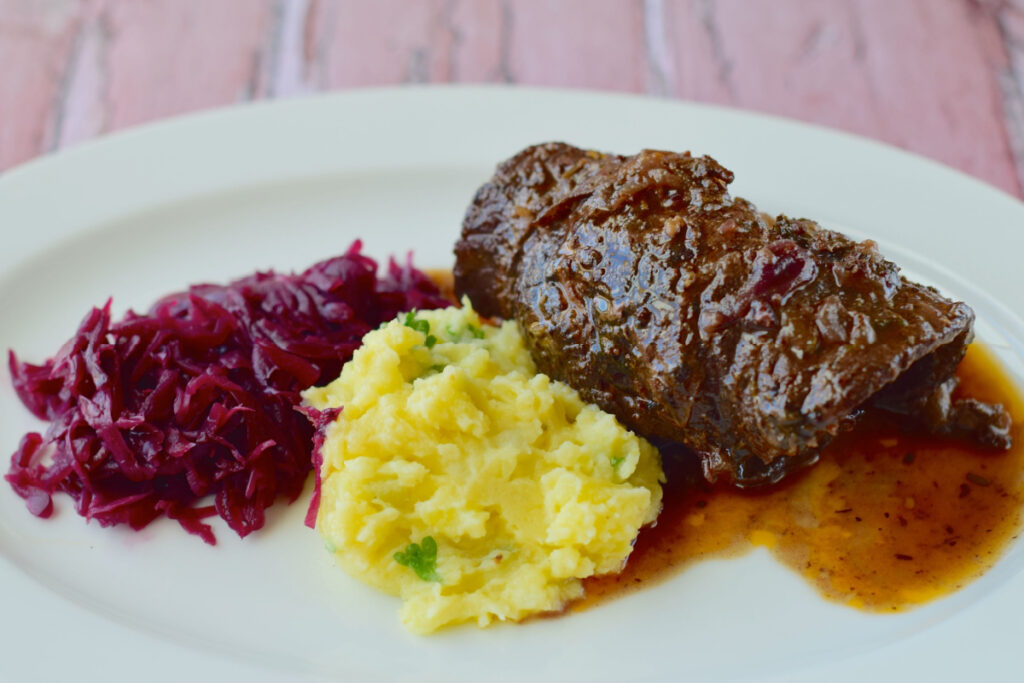 Rinderrouladen mit Kartoffelpüree und Rotkohl