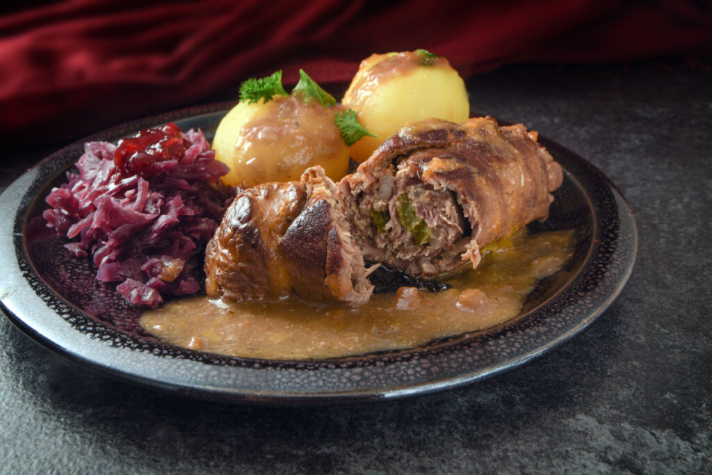 Rinderrouladen mit Klößen und Rotkohl