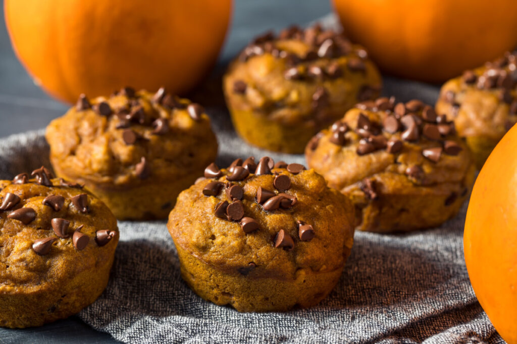 Saftige Kürbismuffins mit Schokolade zum Tee