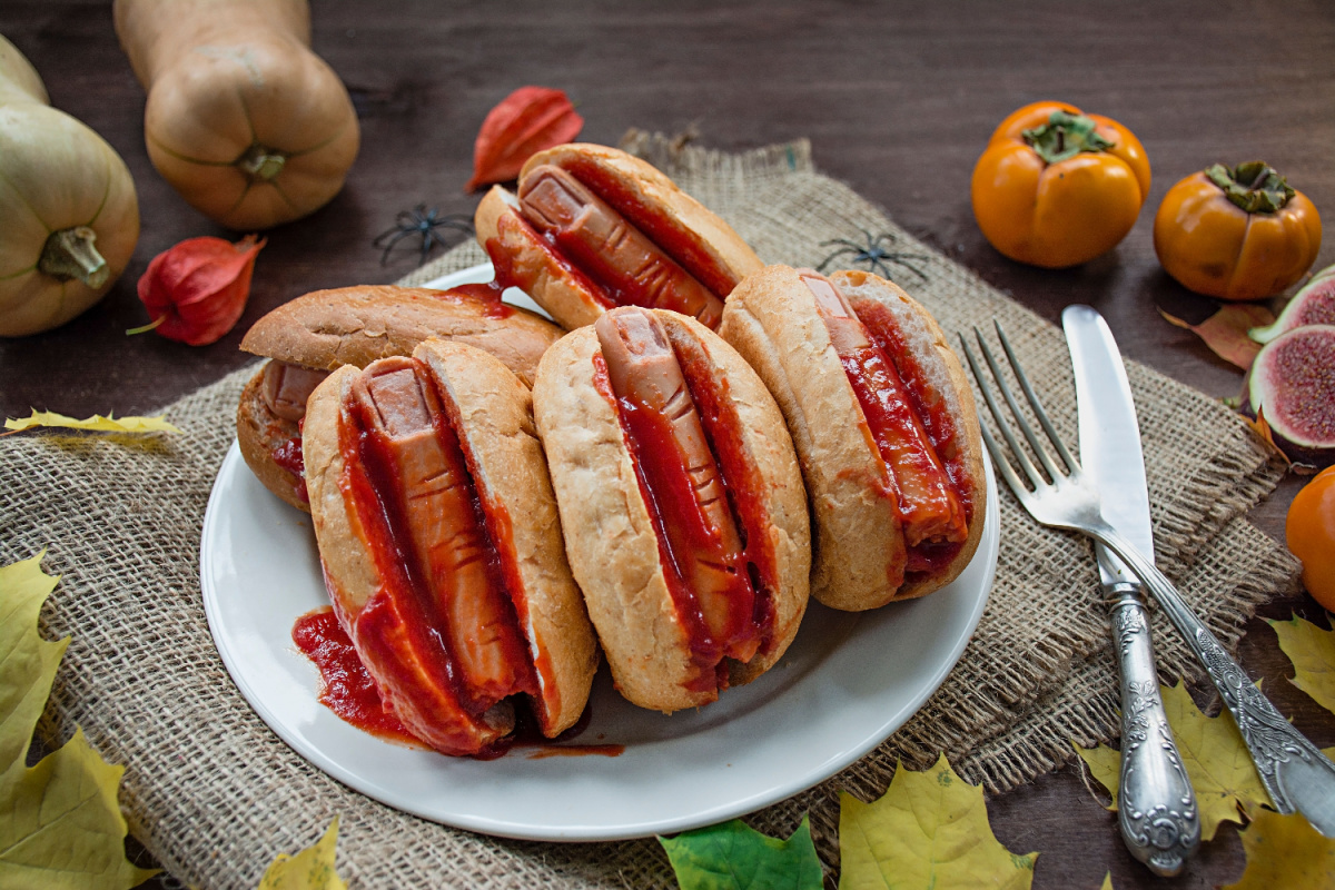 Schaurige Halloween Hot Dogs mit Ketchup