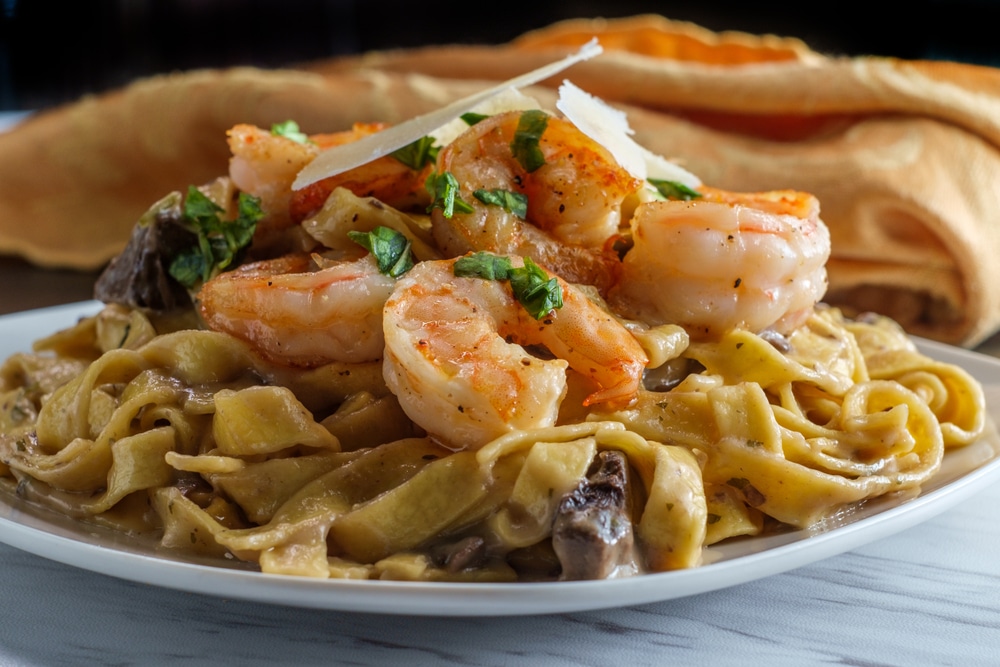 Schmackhafte Pasta mit Tagliolini, Garnelen und Pilzen