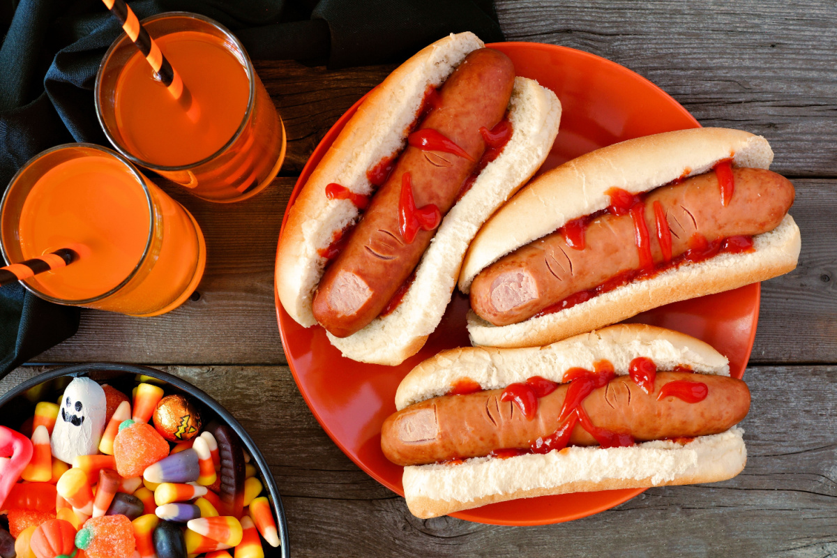 Schrecklicher Halloween Snack aus Hot Dogs