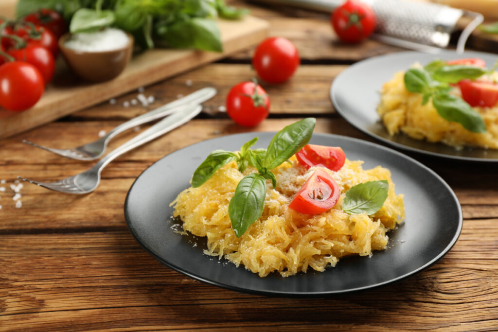 Spaghetti-Kürbis mit Tomaten und Parmesan