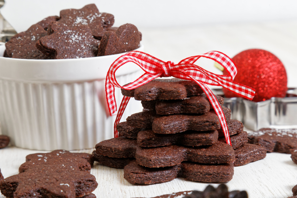 Süße Plätzchen mit Schokolade zur Adventszeit