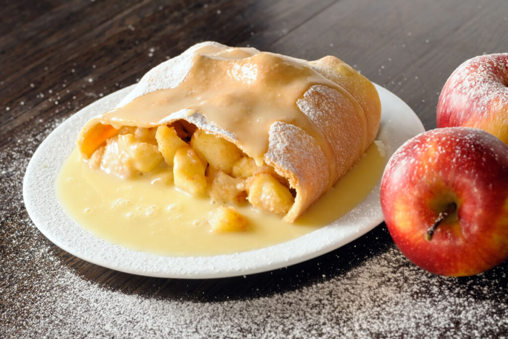 Süßer Apfelstrudel mit Rosinen und Vanillesoße