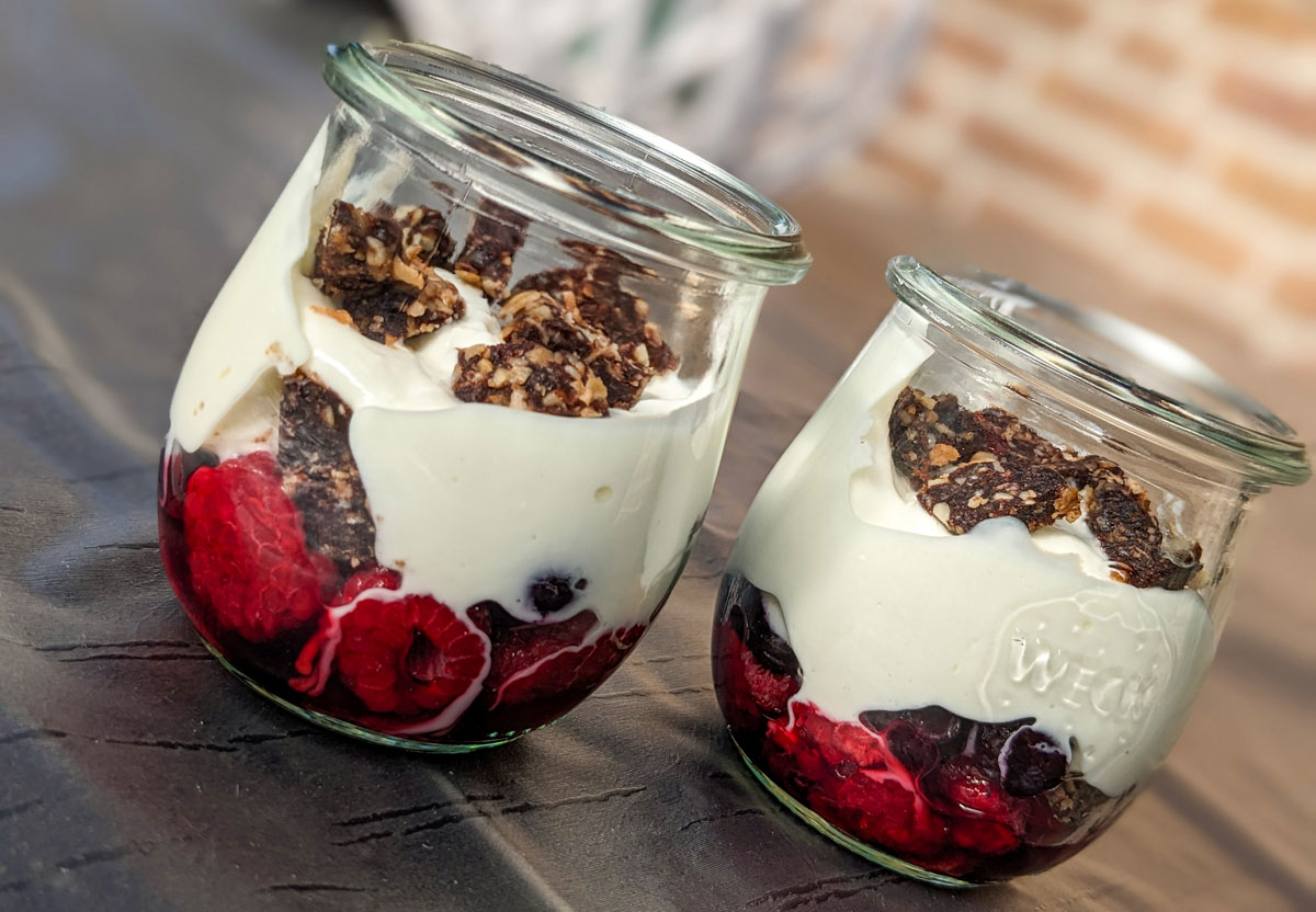 Süßes Dessert im Glas mit Beeren und Joghurt