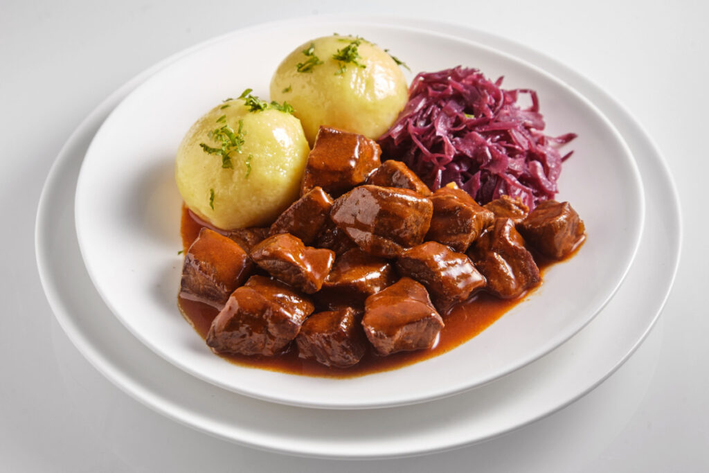 Wildschweingulasch mit Rotwein zum Verlieben
