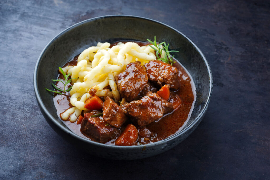 Würziges Hirschgulasch mit Gemüse und Rotwein