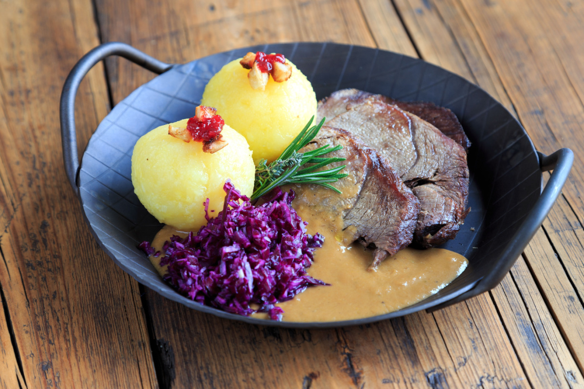 Zarter Wildschweinbraten mit Knödeln und Rotkohl