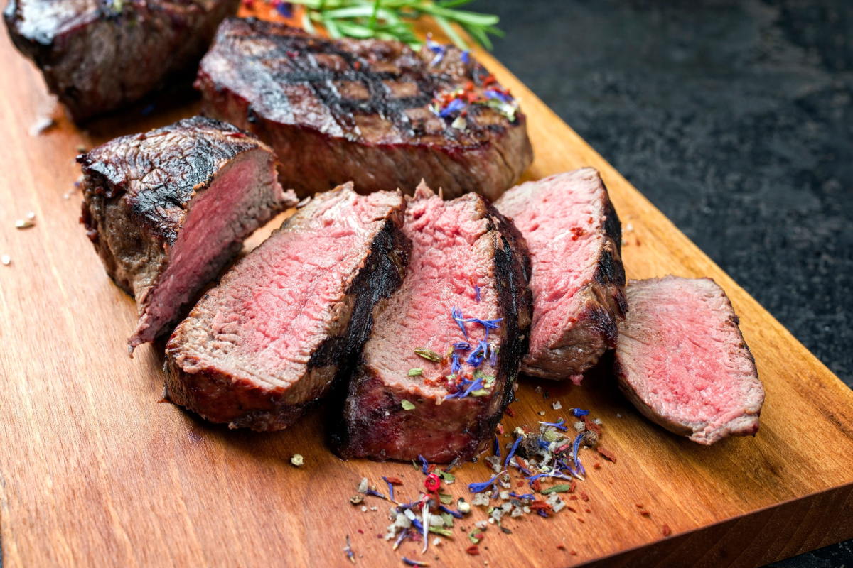 Zartes Rindsteak Sous Vide mit Blütenglanz